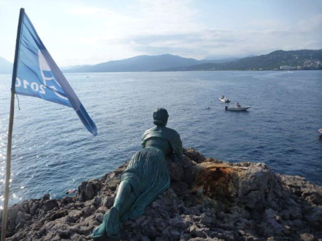 800px-View_from_Scialandro_cliff-rock_and__Spigolatrice_di_Sapri__statue
